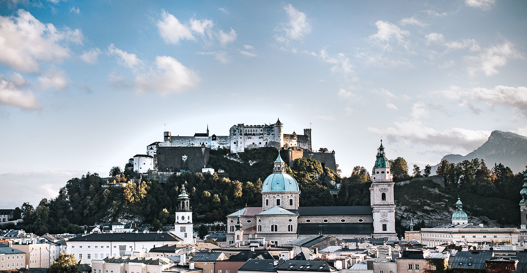 Salzburg Altstadt und Festung bei blauem, bewölkten Himmel